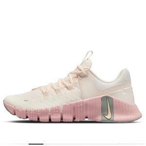Women’s Nike free Metcon 5 pale ivory ice peach size 8.5